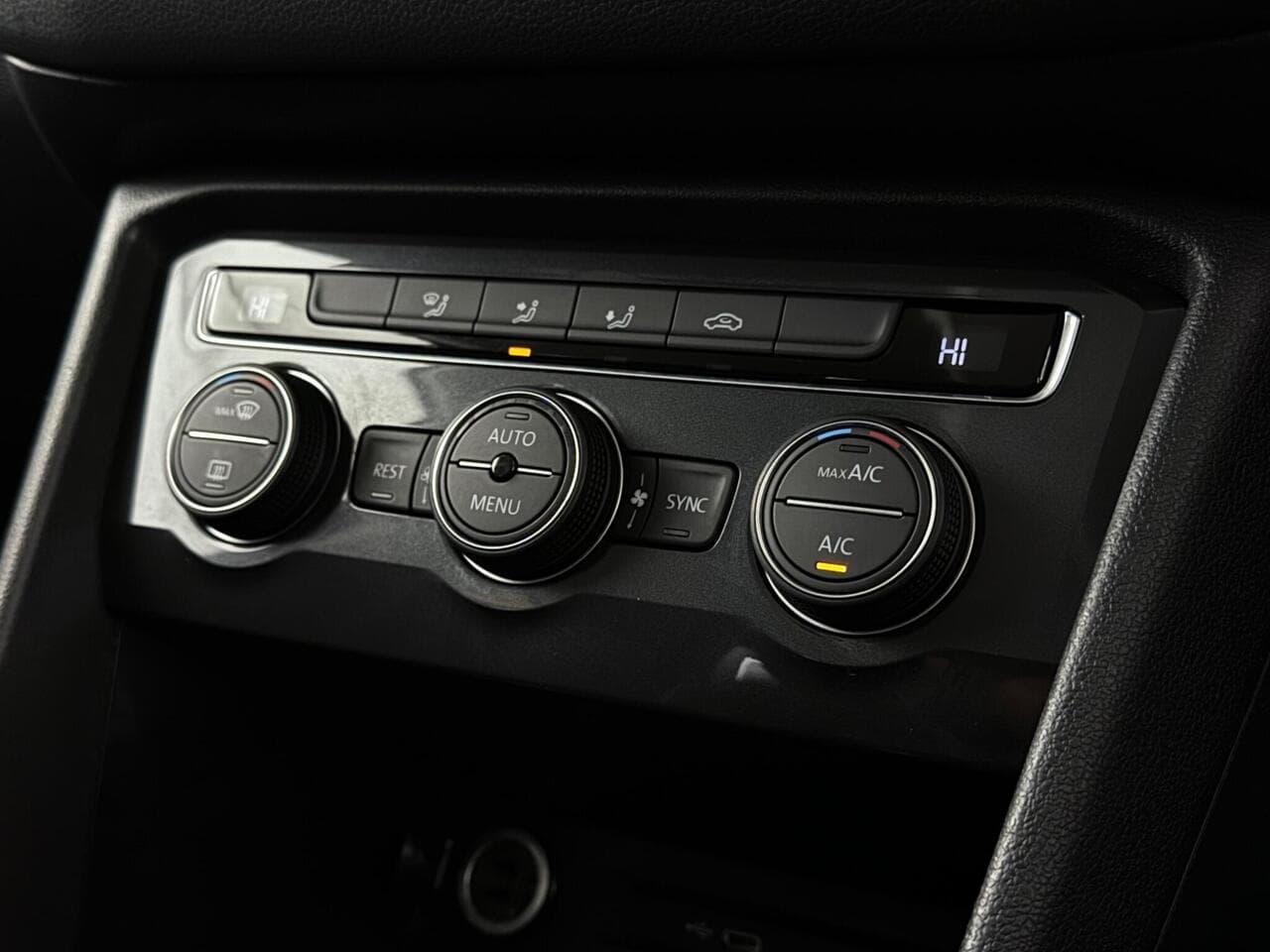Volkswagen Tiguan Allspace thumbnail Interior Front