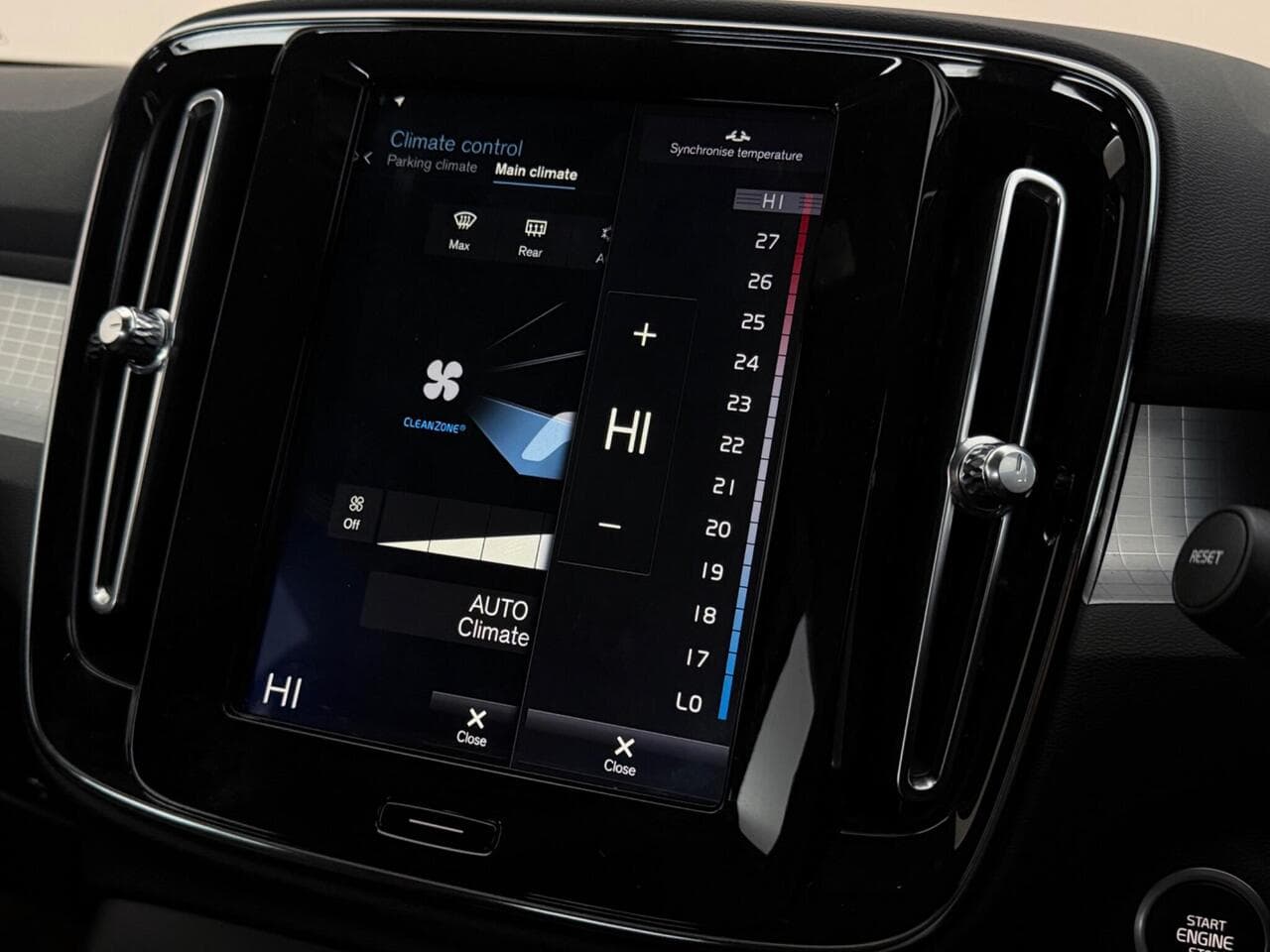 Volvo XC40 thumbnail Infotainment System