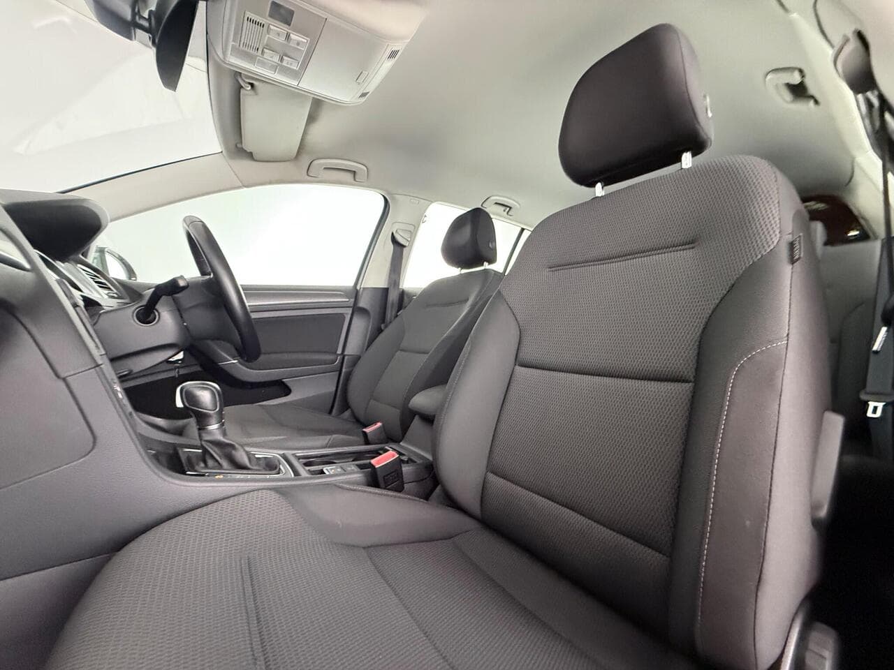 Volkswagen Golf thumbnail Seat Front Passenger