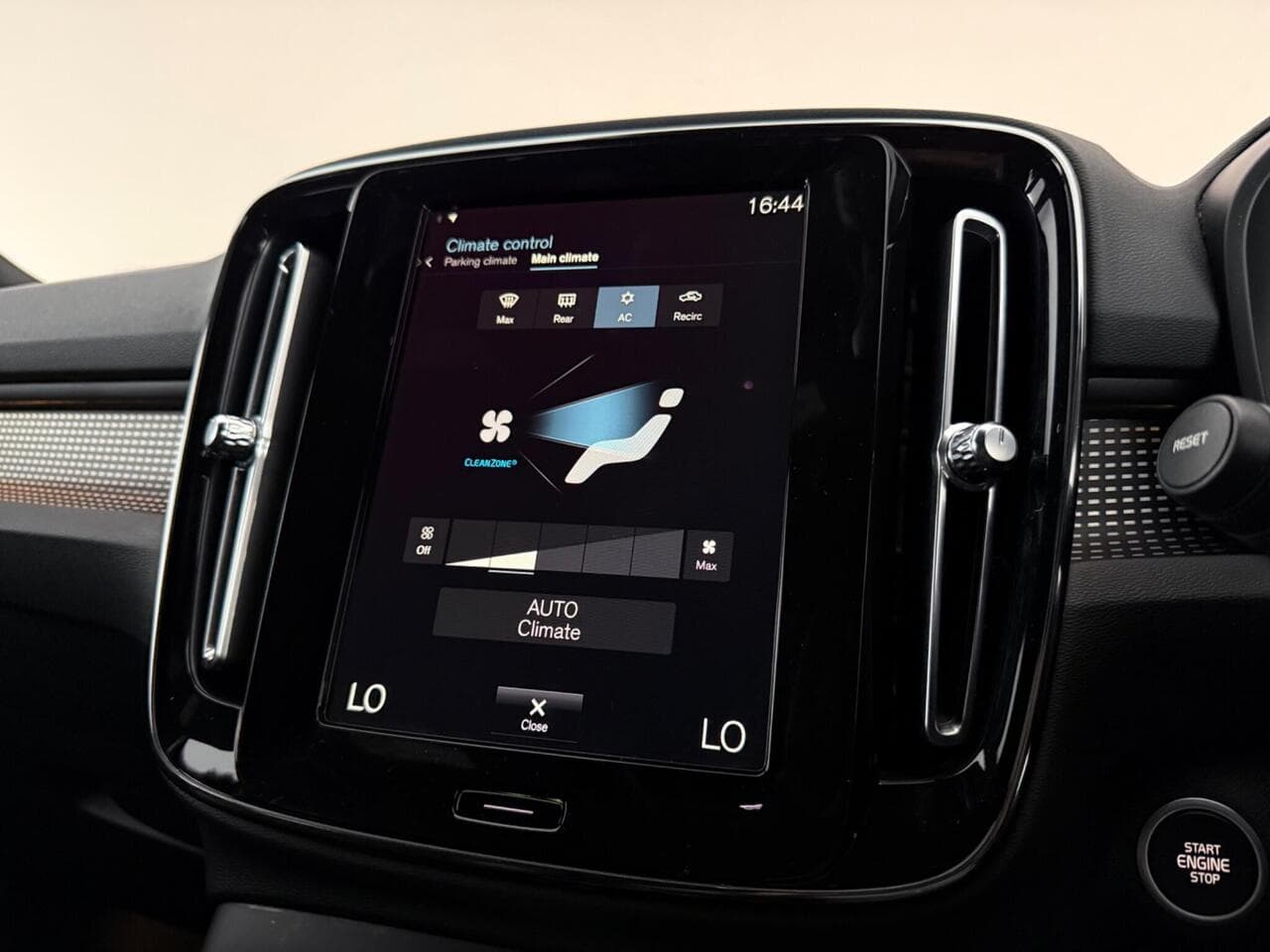 Volvo XC40 thumbnail Infotainment System