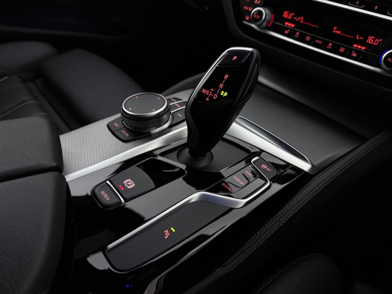 BMW 5 Series thumbnail Interior Front