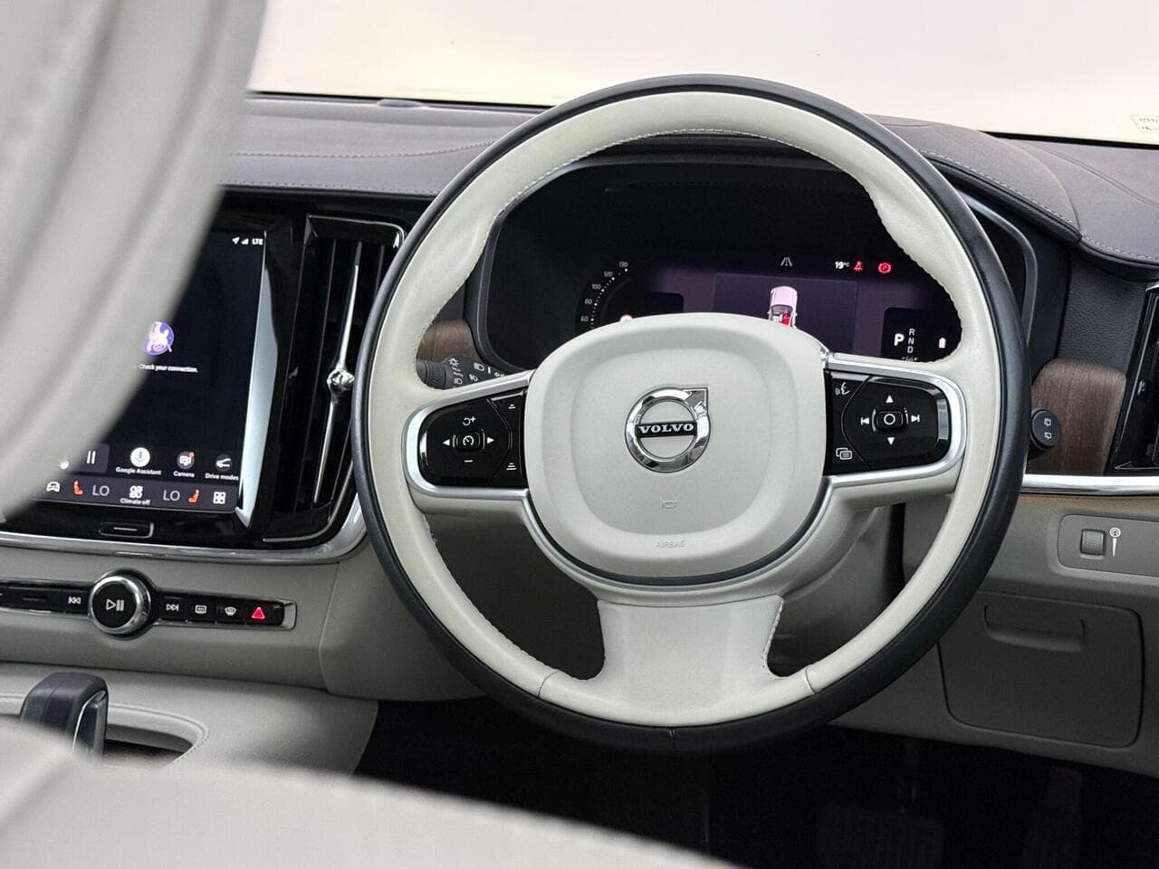 Volvo V90 Cross Country thumbnail Steering Wheel