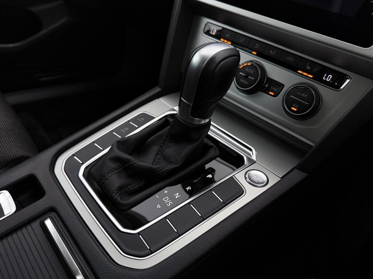 Volkswagen Passat thumbnail Interior Front