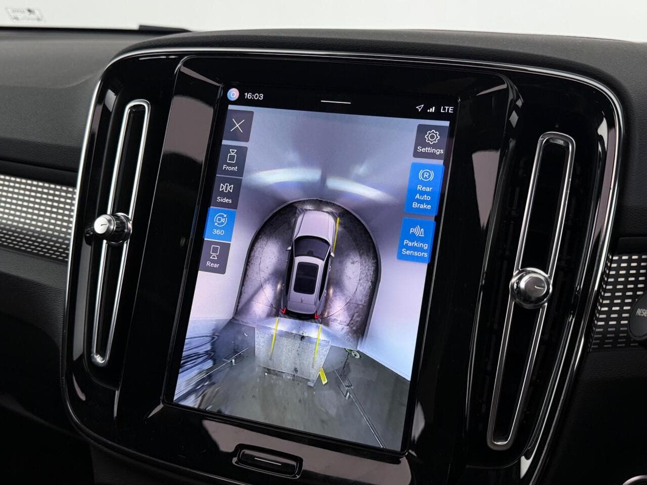 Volvo XC40 thumbnail Infotainment System