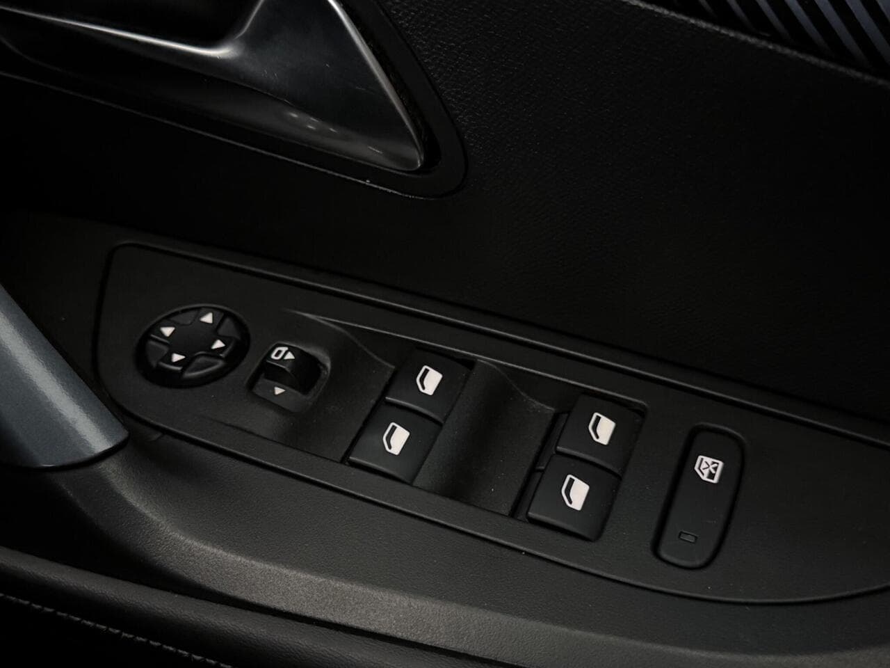 Peugeot 2008 thumbnail Misc Controls
