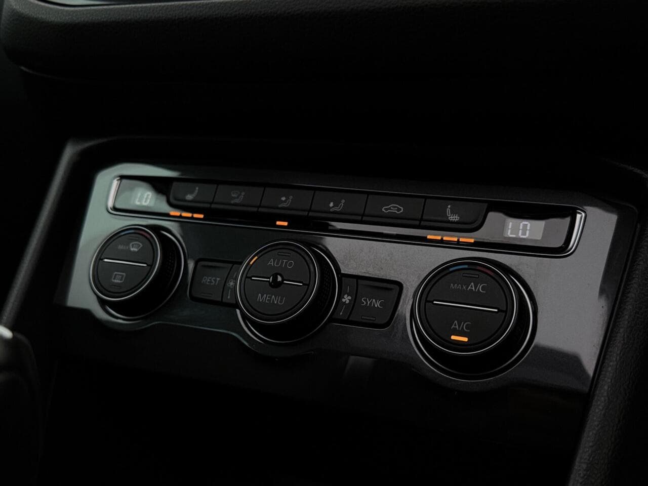 Volkswagen Tiguan thumbnail Interior Front