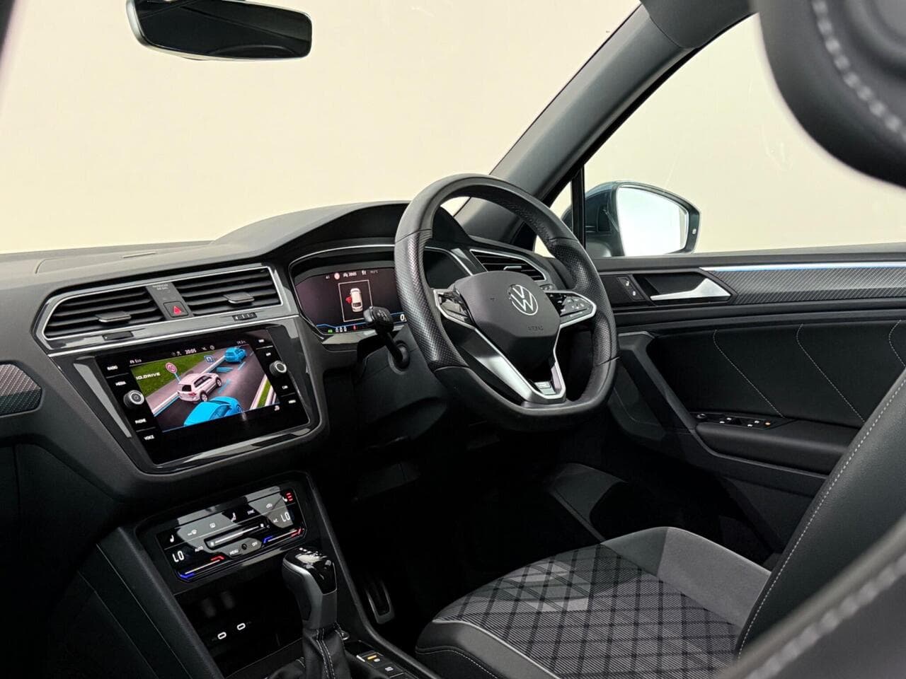 Volkswagen Tiguan thumbnail Interior Front