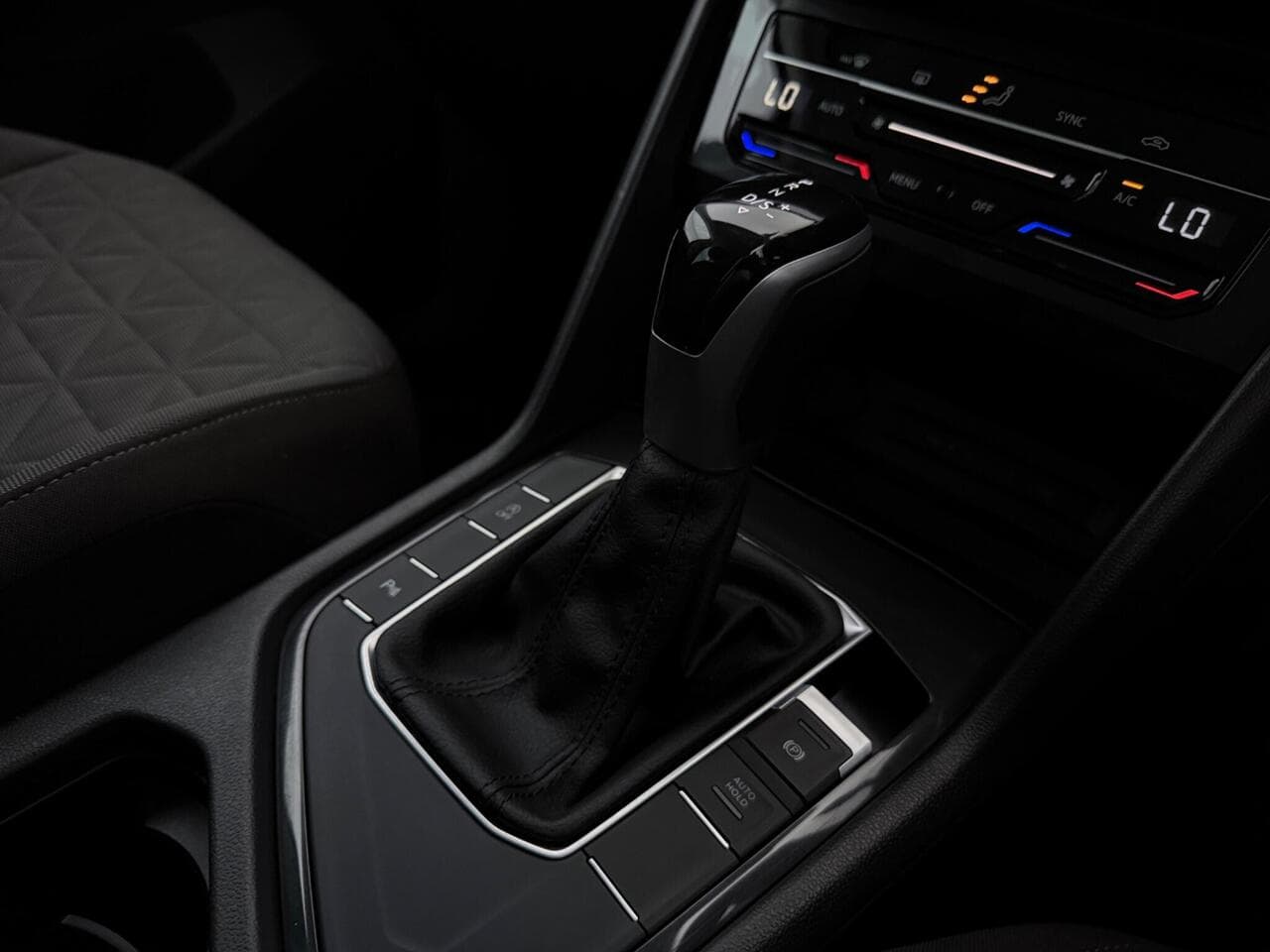 Volkswagen Tiguan thumbnail Interior Front