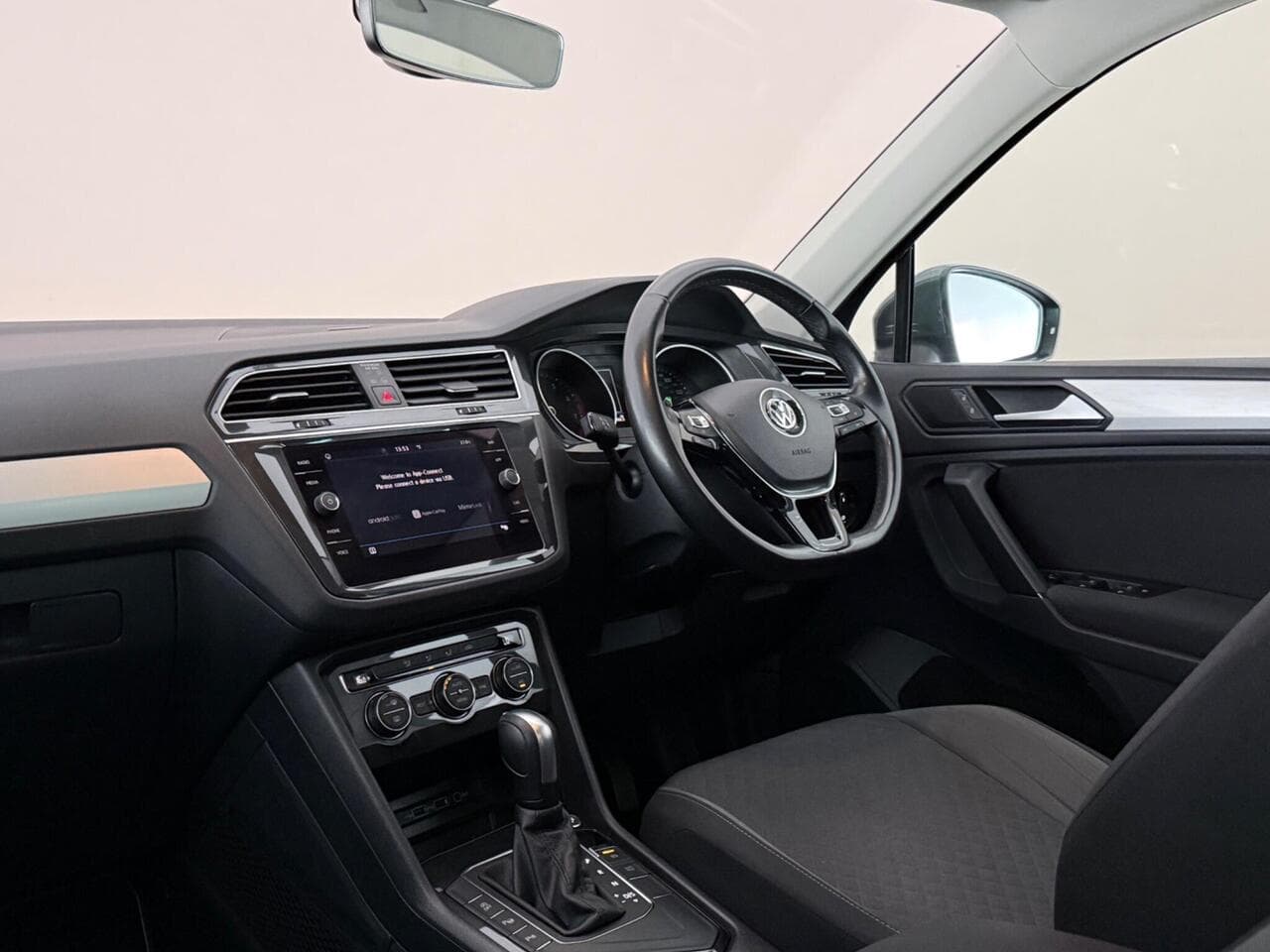 Volkswagen Tiguan thumbnail Interior Front