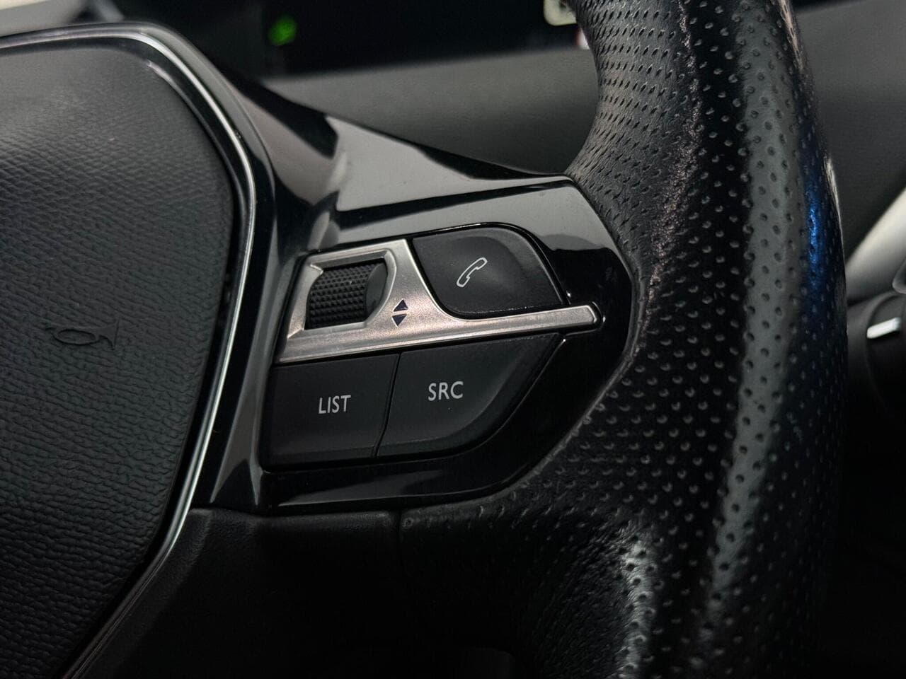 Peugeot 5008 thumbnail Misc Controls