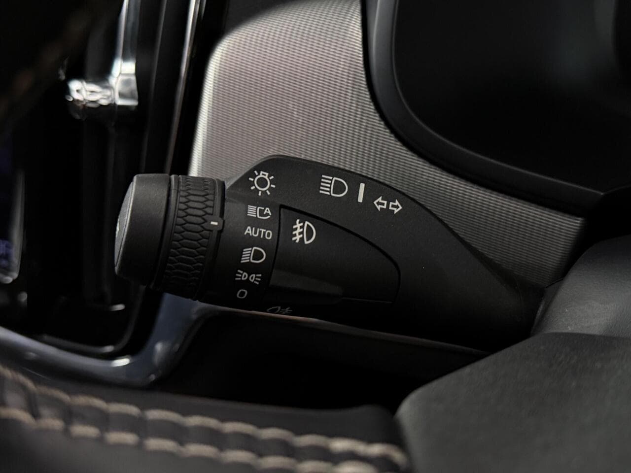 Volvo S90 thumbnail Misc Controls