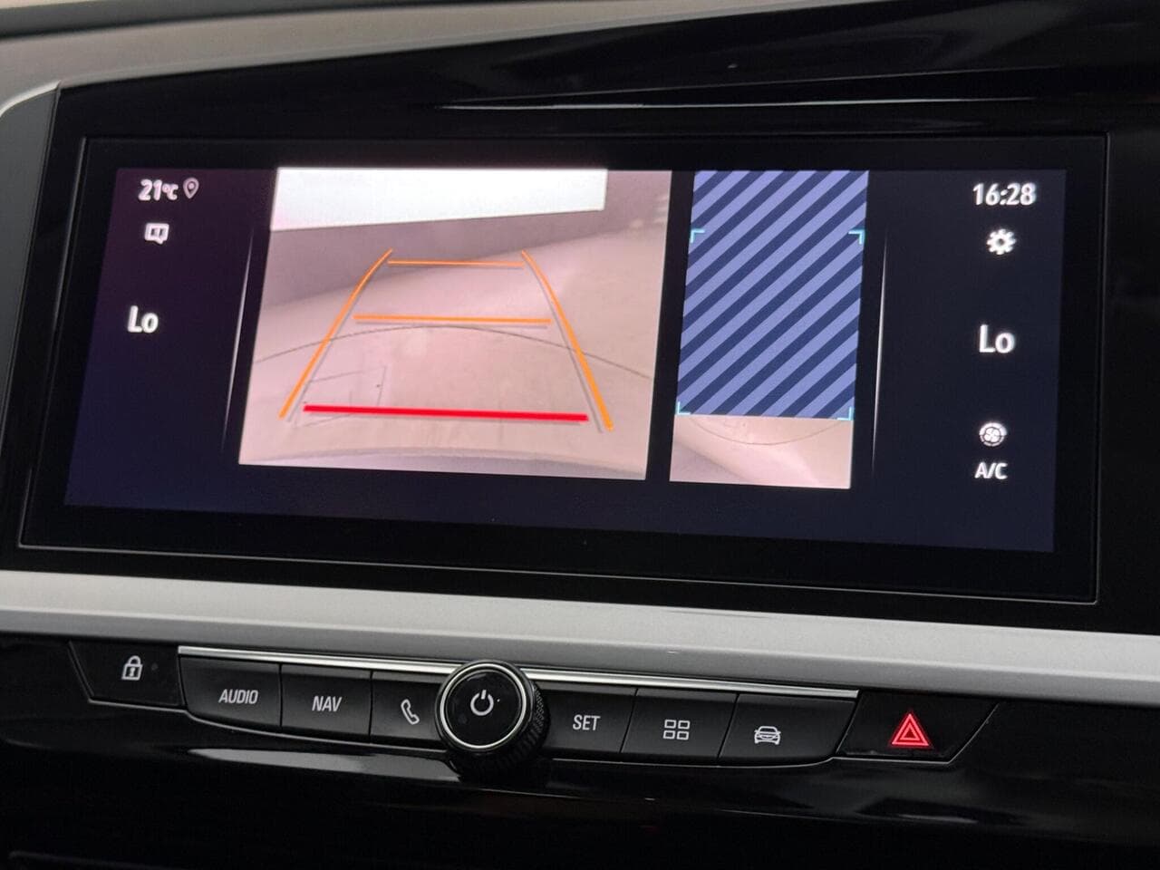 Vauxhall Grandland thumbnail Infotainment System