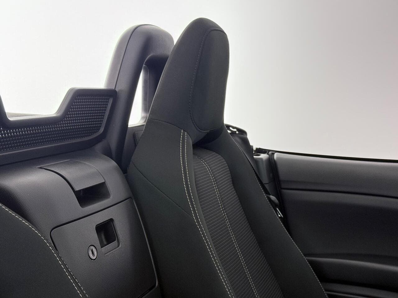 Fiat 124 Spider thumbnail Seats Rear