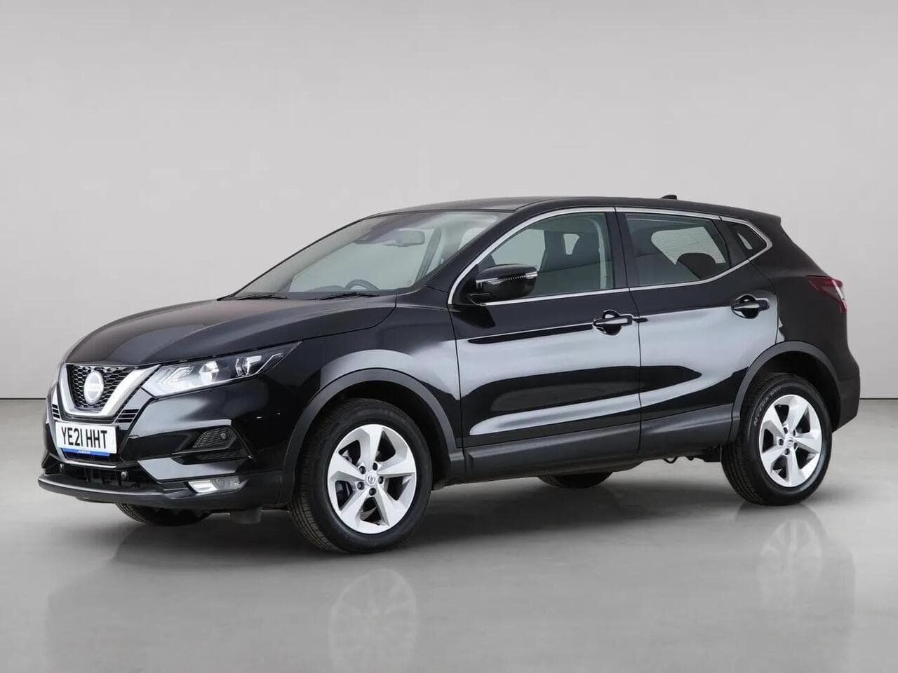 Nissan Qashqai thumbnail Front Left