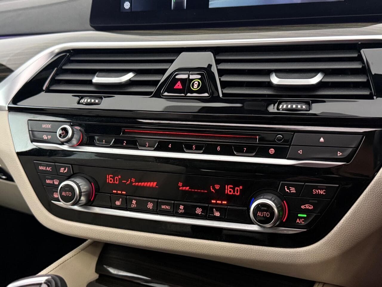 BMW 6 Series Gran Turismo thumbnail Infotainment System
