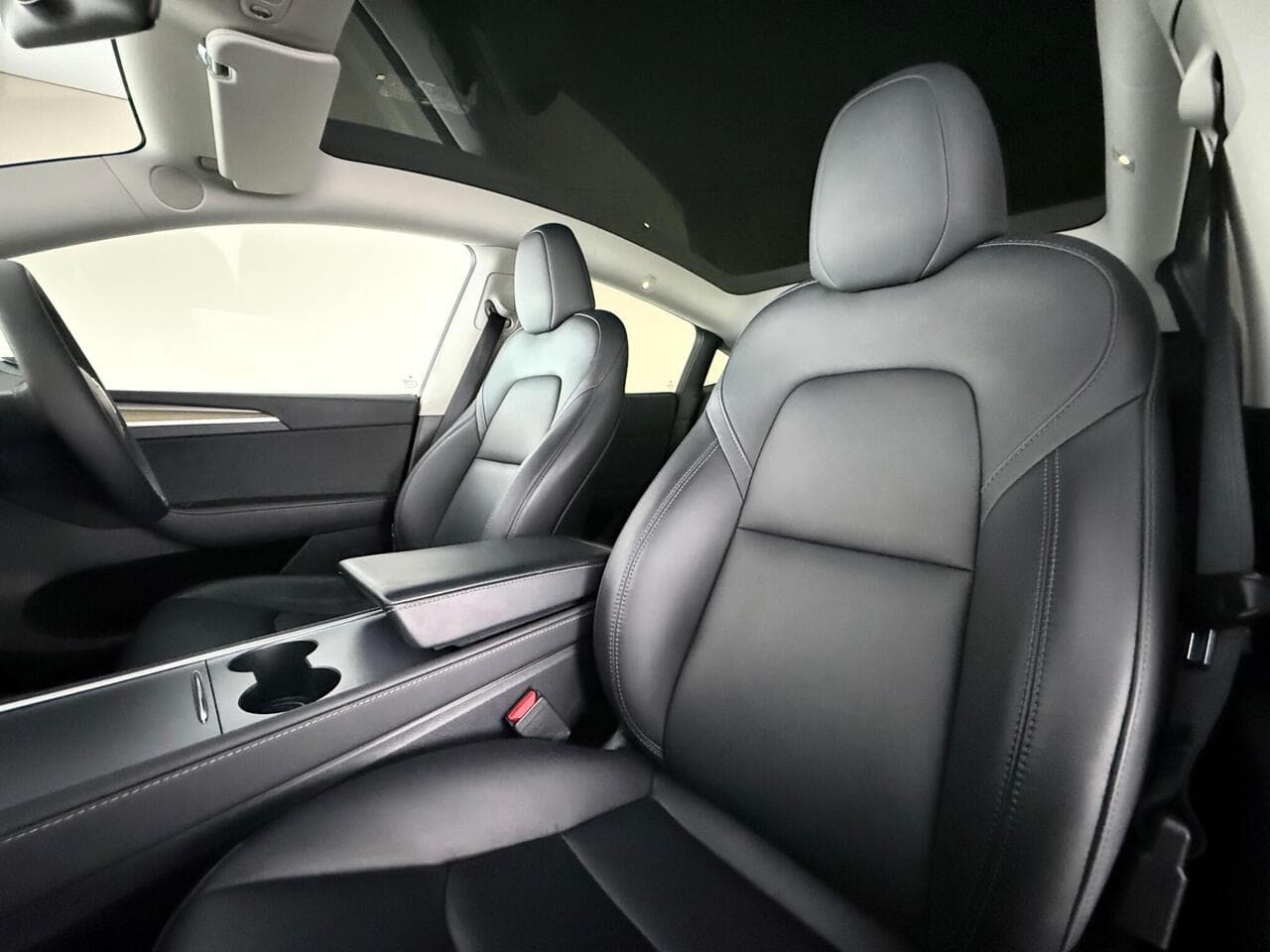Tesla Model Y thumbnail Seat Front Passenger