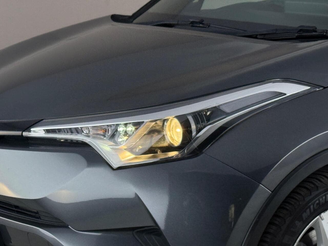 Toyota C-HR thumbnail Lights Front
