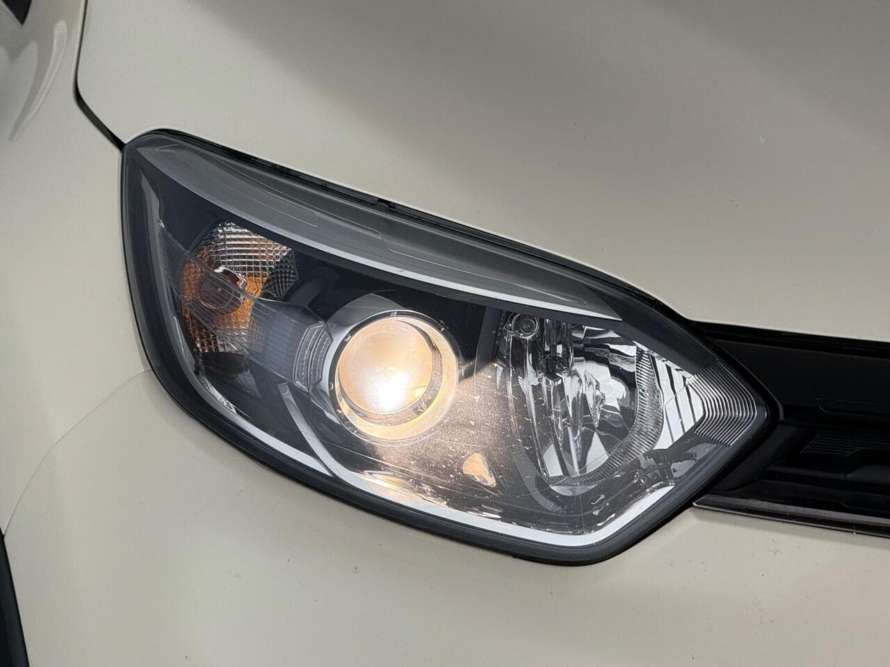 Renault Captur thumbnail Lights Front