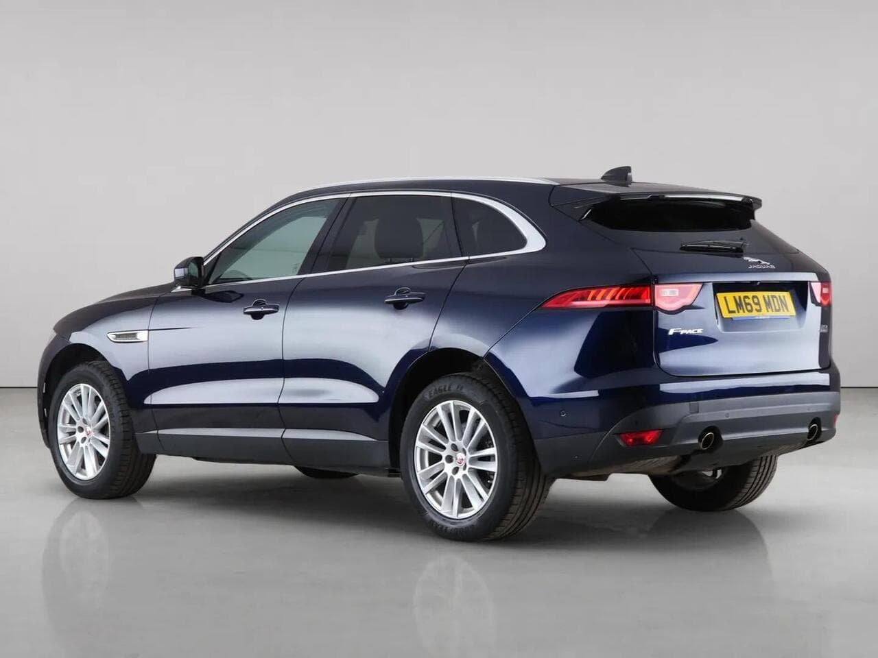 Jaguar F-PACE thumbnail Rear Left