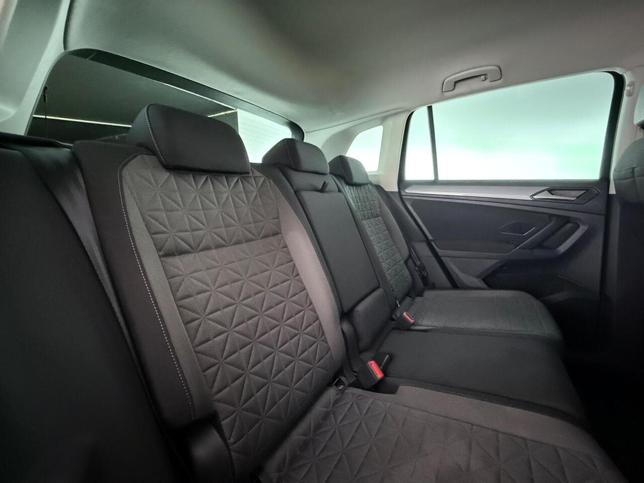 Volkswagen Tiguan thumbnail Seats Rear