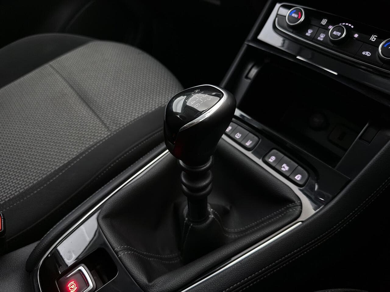Vauxhall Grandland X thumbnail Interior Front