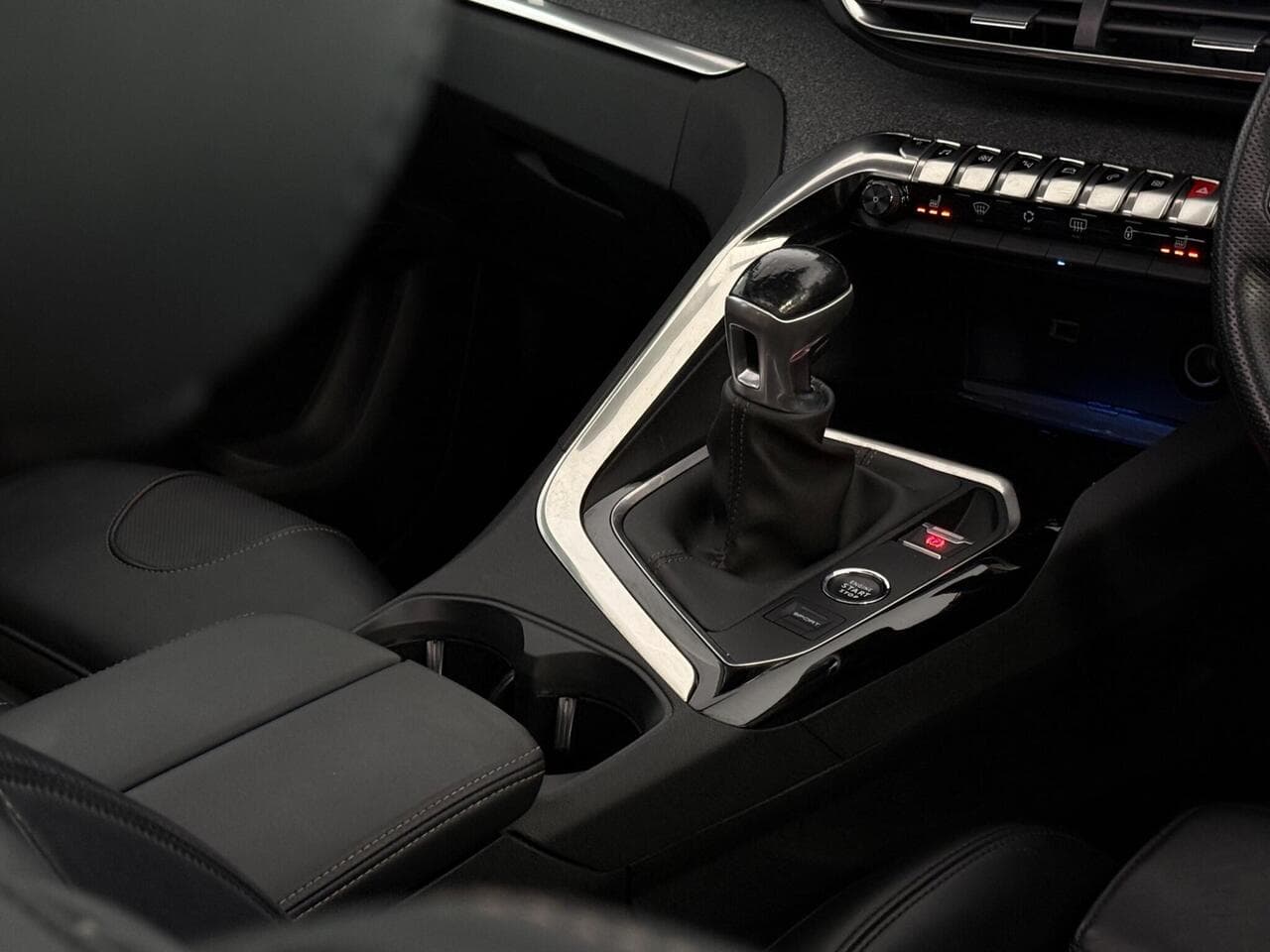 Peugeot 5008 thumbnail Interior Front