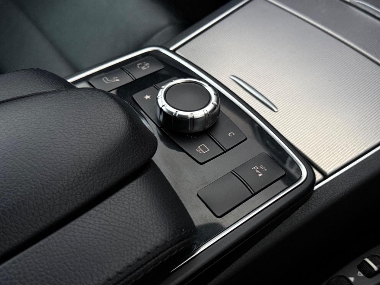 Mercedes-Benz E Class thumbnail Interior Front