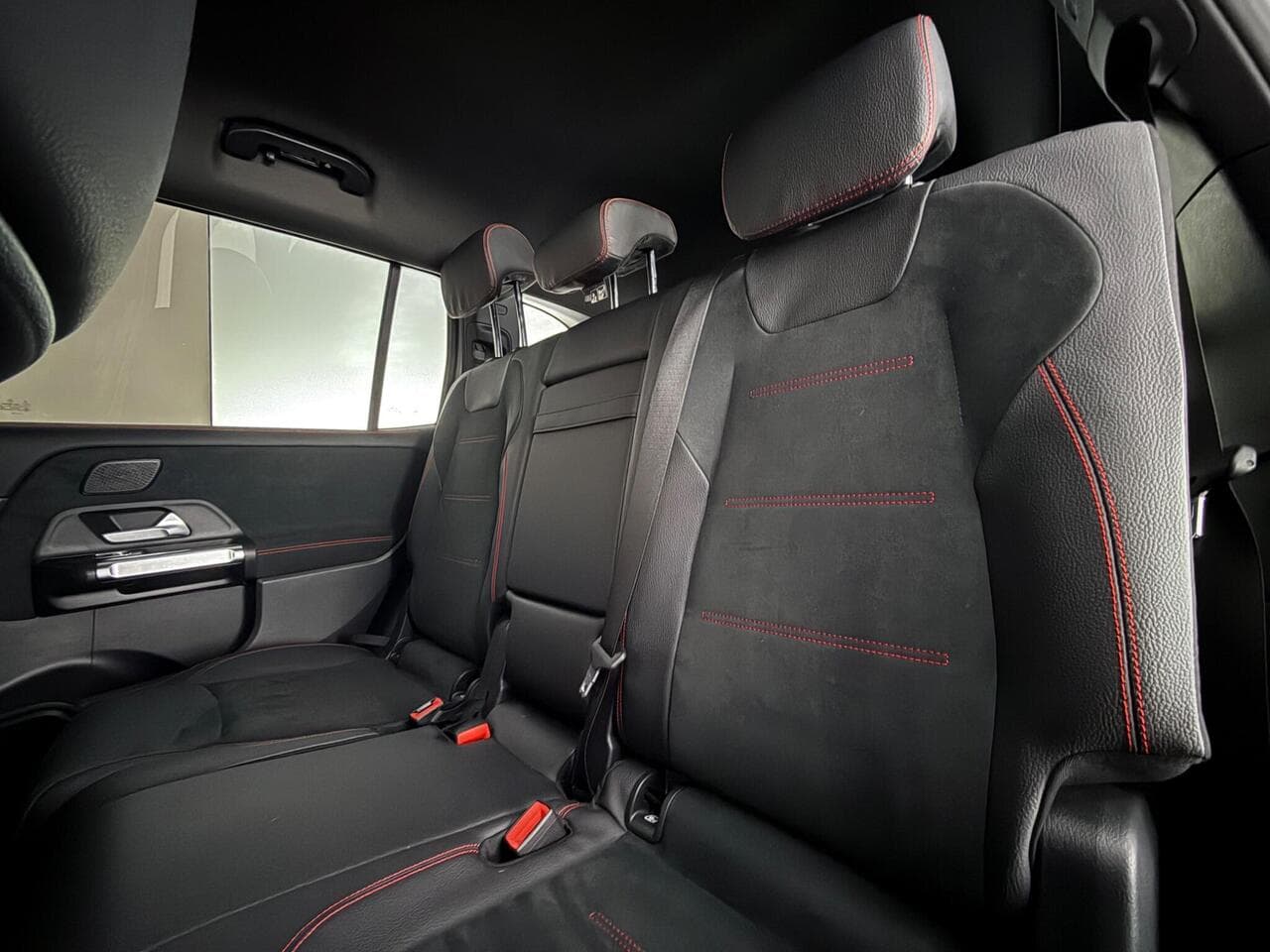 Mercedes-Benz GLB thumbnail Seats Rear