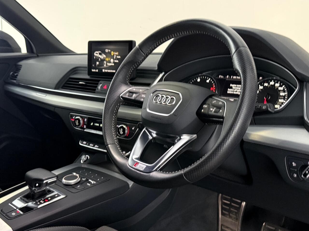 Audi Q5 thumbnail Interior Front