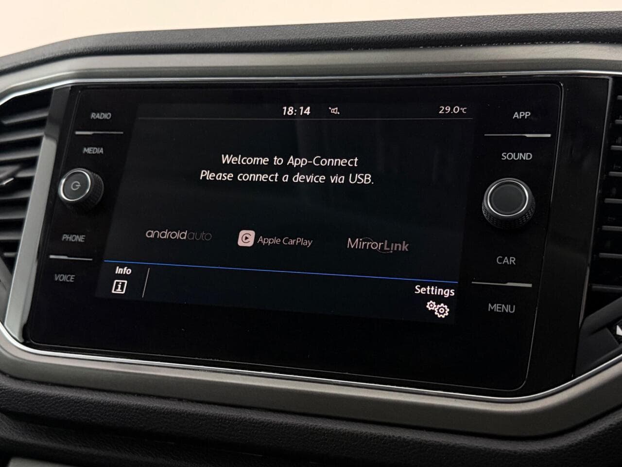 Volkswagen T-Roc thumbnail Infotainment System