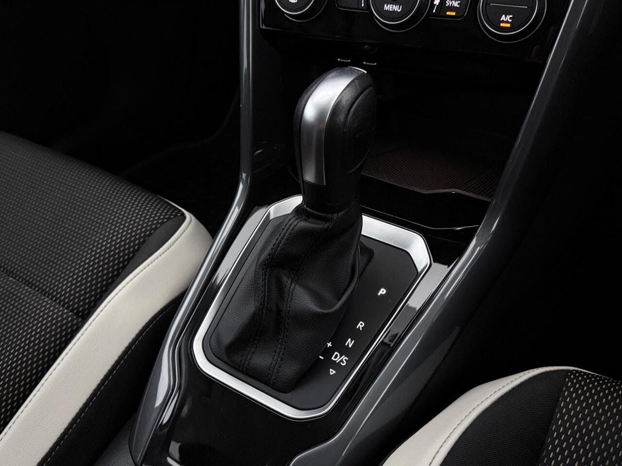 Volkswagen T-Roc thumbnail Interior Front