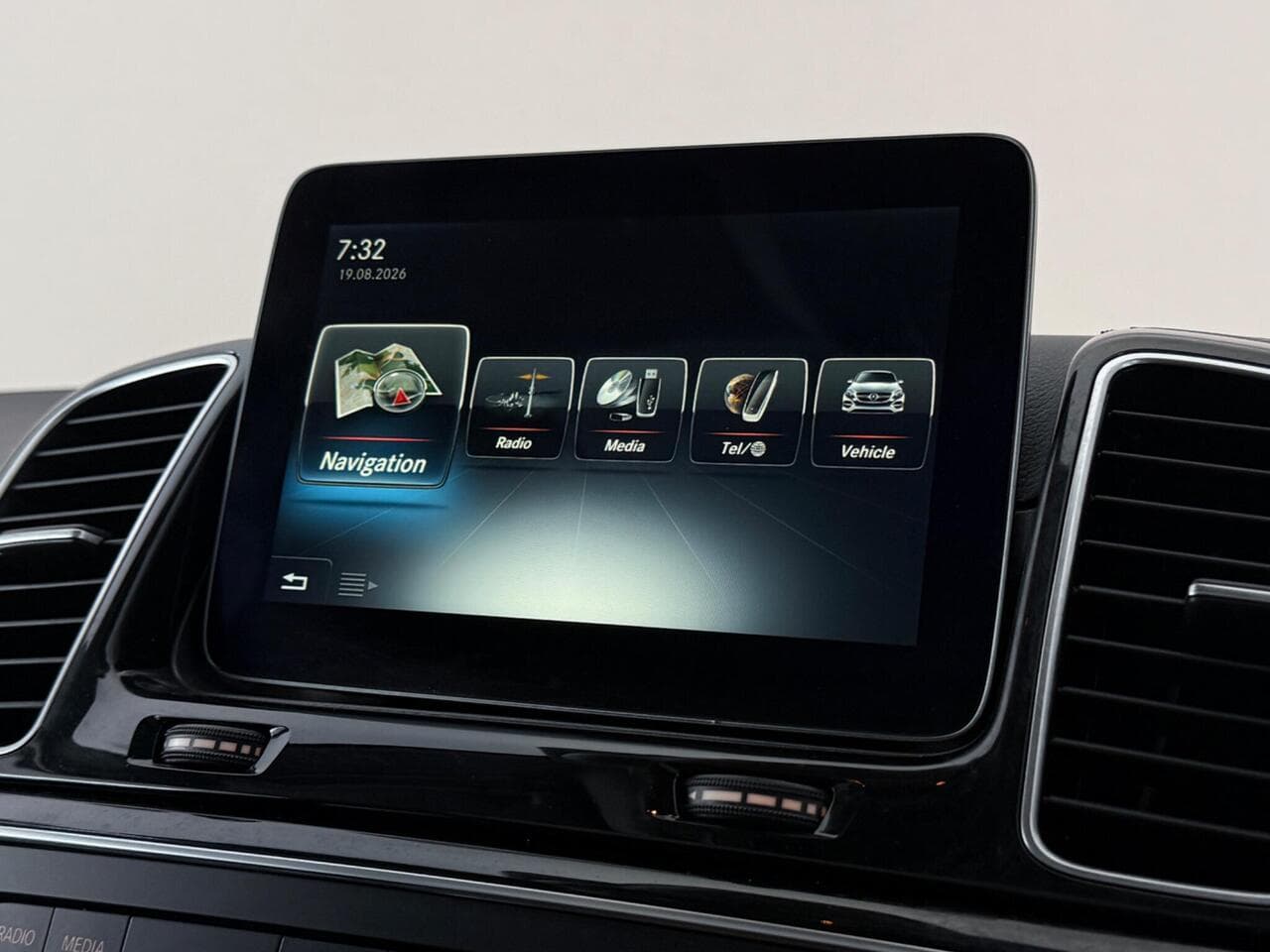 Mercedes-Benz GLE thumbnail Infotainment System