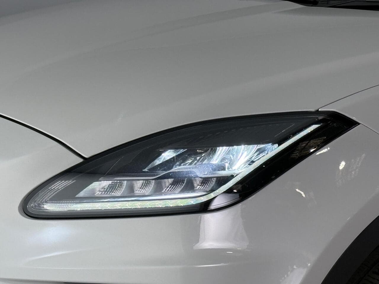 Jaguar E-PACE thumbnail Lights Front