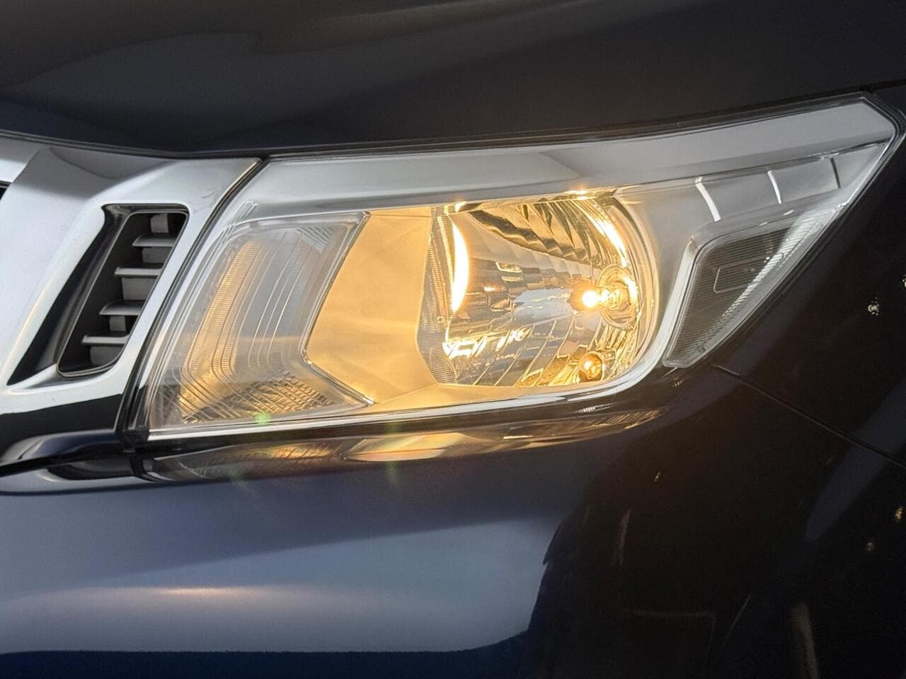 Nissan Navara thumbnail Lights Front