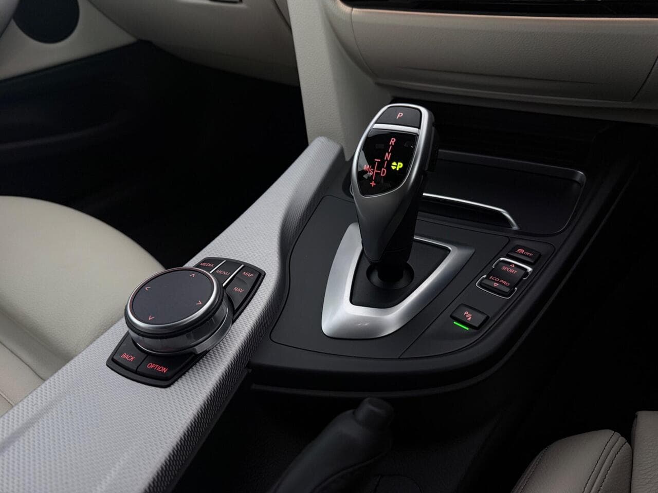 BMW 4 Series thumbnail Interior Front