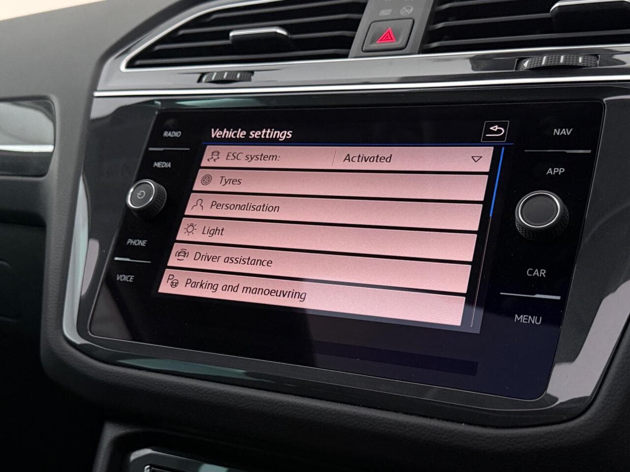 Volkswagen Tiguan thumbnail Infotainment System
