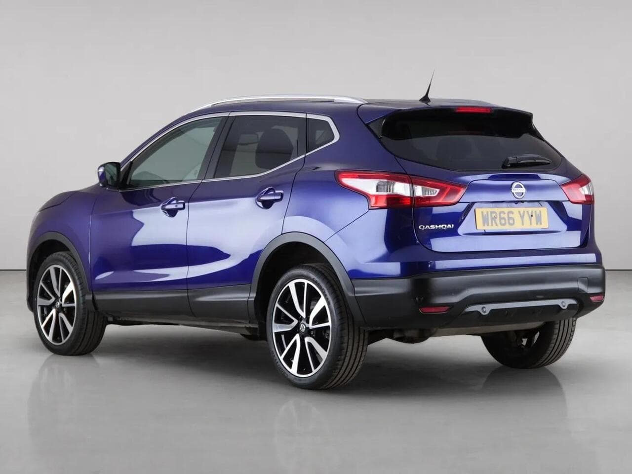 Nissan Qashqai thumbnail Rear Left
