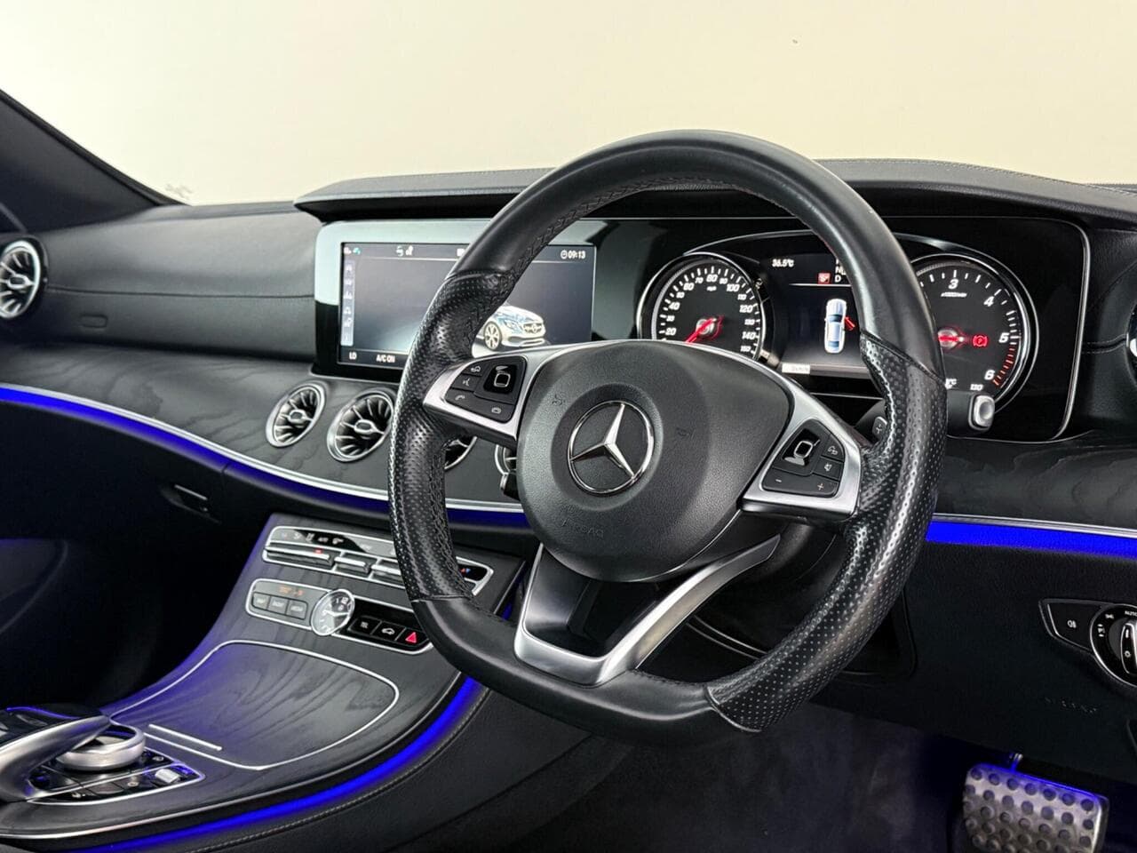 Mercedes-Benz E Class thumbnail Interior Front