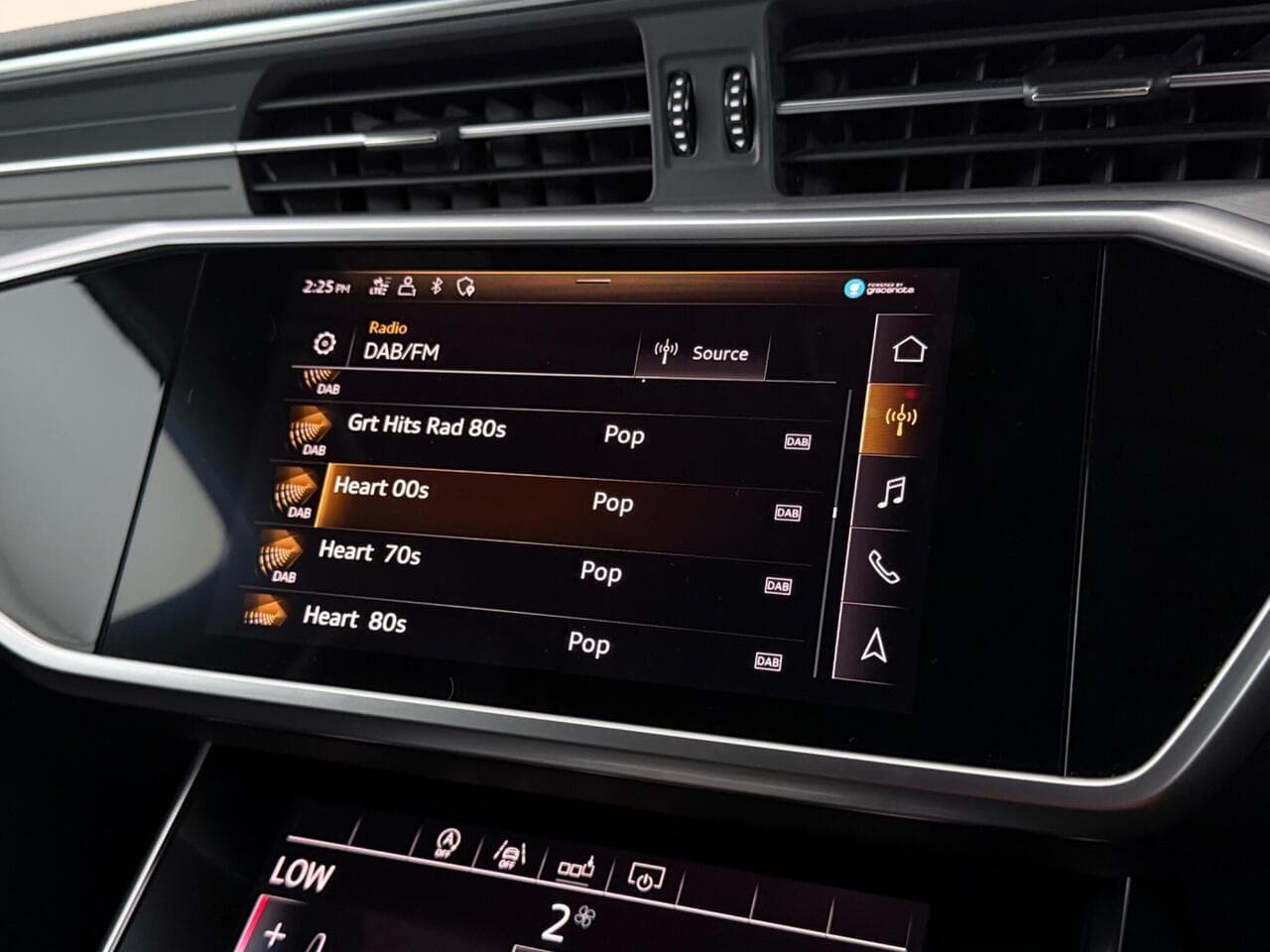 Audi A6 Avant thumbnail Infotainment System
