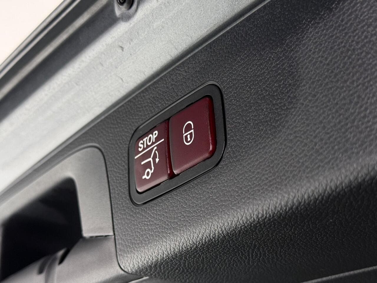 Mercedes-Benz GLC thumbnail Misc Controls