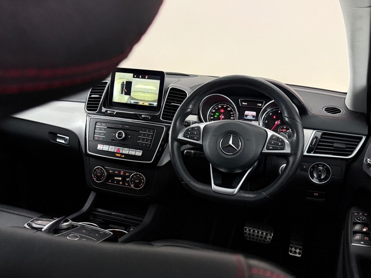 Mercedes-Benz GLE thumbnail Interior Front