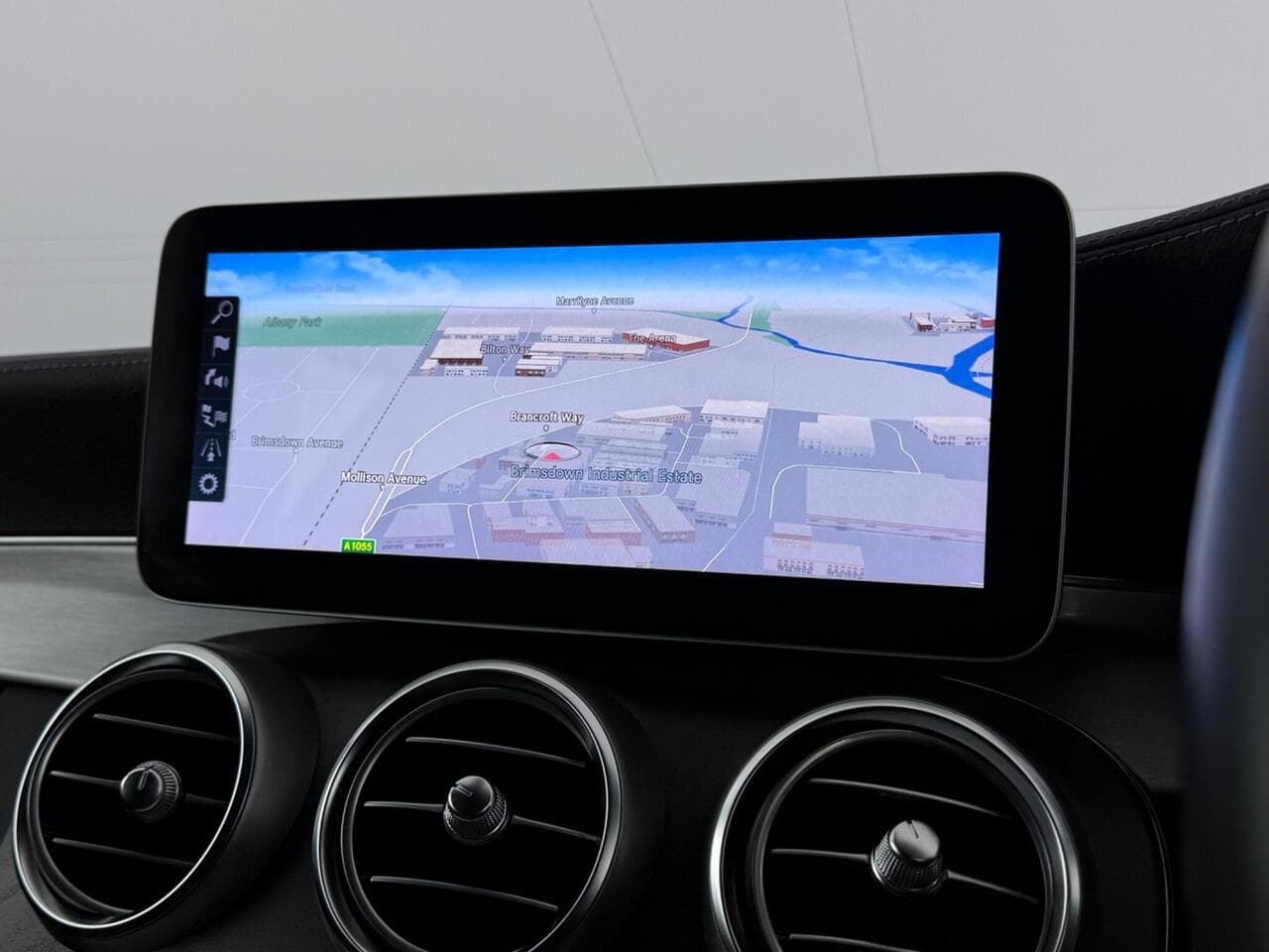 Mercedes-Benz C Class thumbnail Infotainment System
