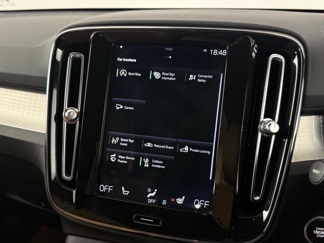 Volvo XC40 thumbnail Infotainment System