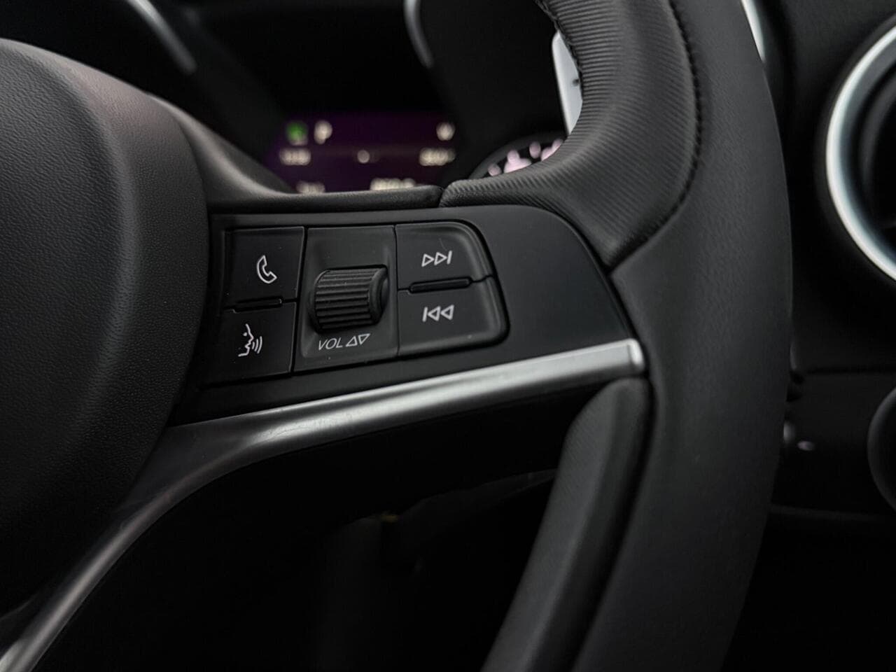 Alfa Romeo Stelvio thumbnail Misc Controls