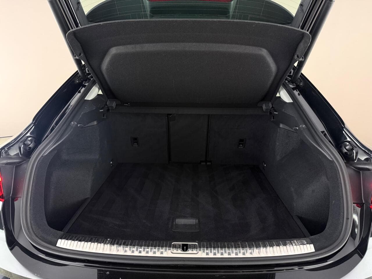 Audi Q3 thumbnail Boot