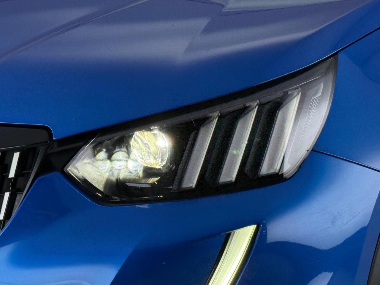 Peugeot 2008 thumbnail Lights Front