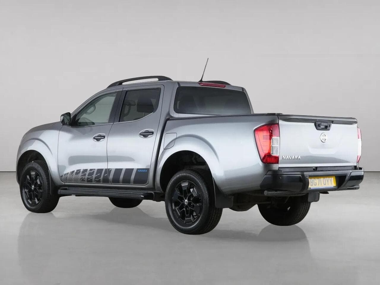 Nissan Navara thumbnail Rear Left