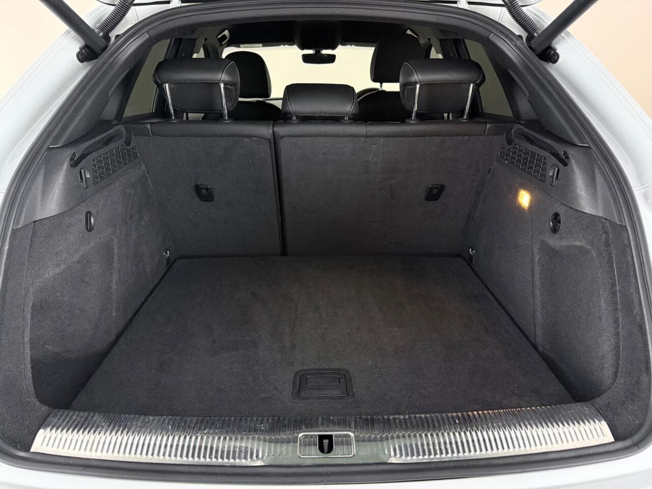Audi Q3 thumbnail Boot