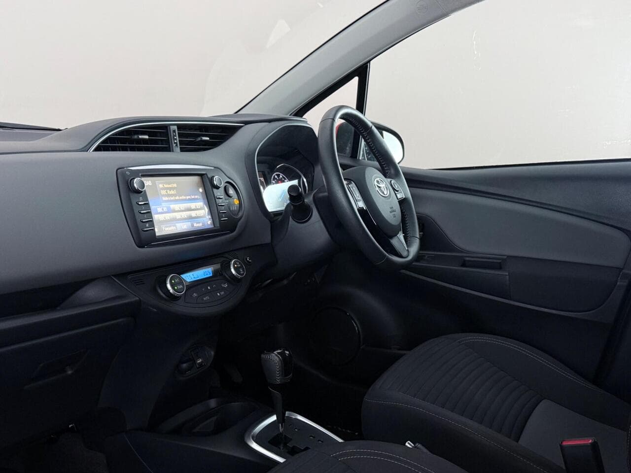 Toyota Yaris thumbnail Interior Front