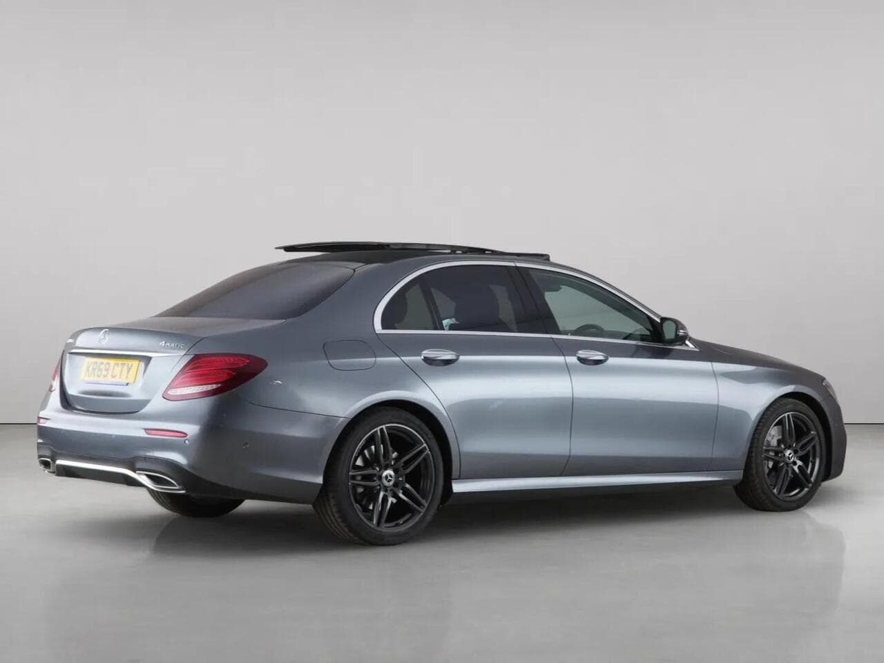 Mercedes-Benz E Class thumbnail Rear Right